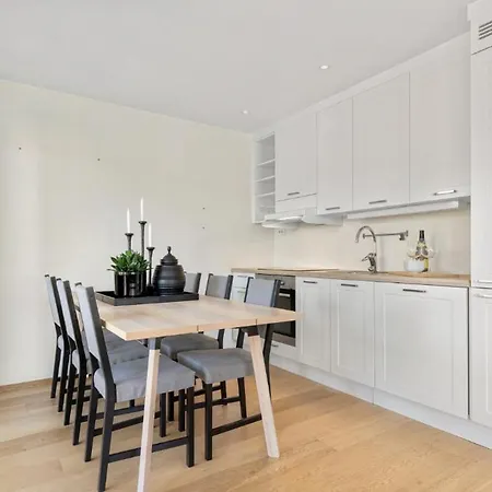 Moderne Ved Sjoen, Naer Sentrum *