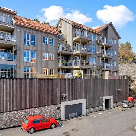 Moderne Ved Sjoen, Naer Sentrum *